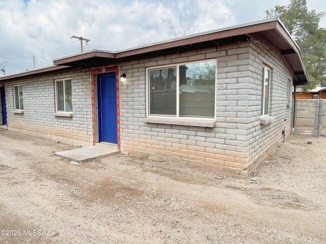 Building Photo - 1404 W Fresno St Unit 1