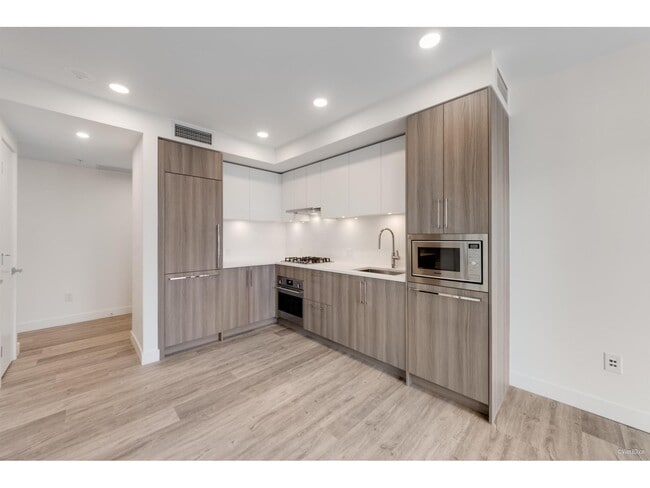 9675 King George Blvd Unité 12XX