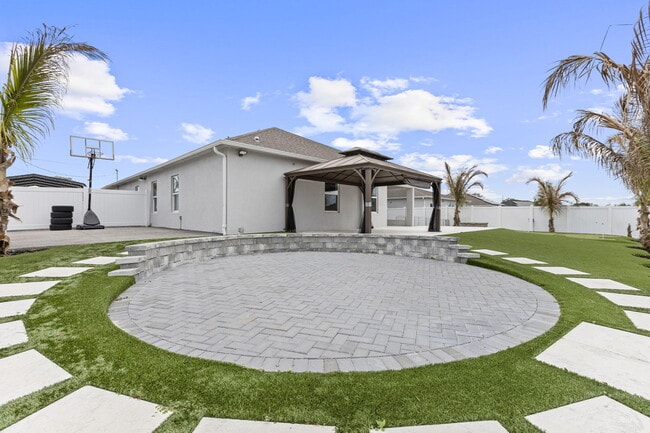 Photo - 681 SW Millard Dr