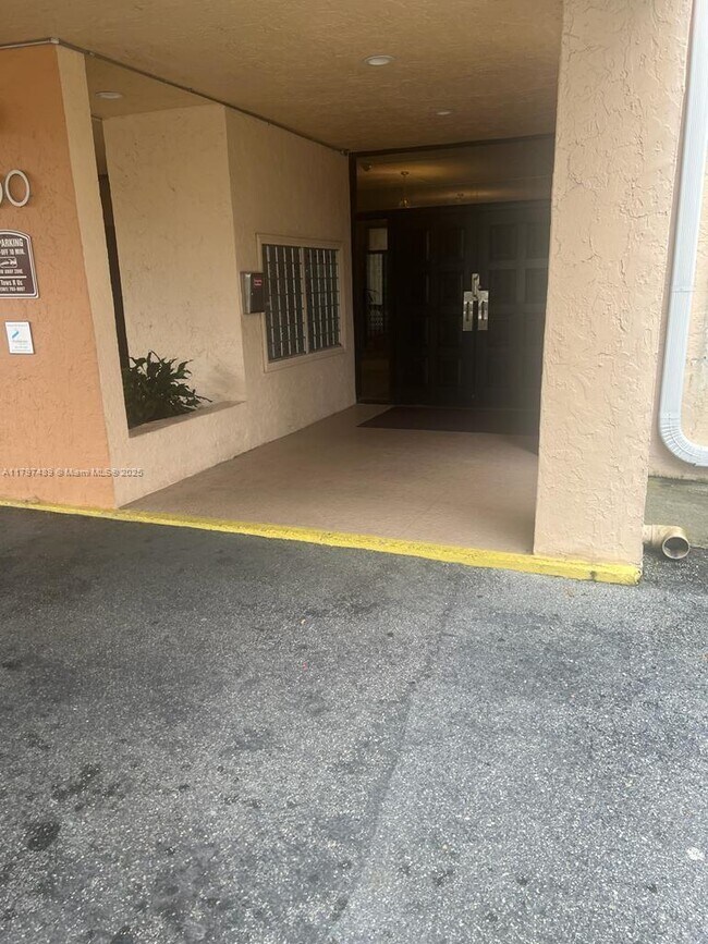 Photo - 500 Executive Center Dr Unit 2G