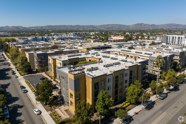 Building Photo - Reveal Rental
