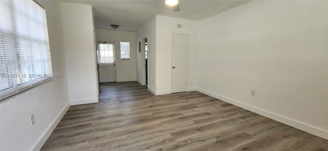 Building Photo - 930 SW 4th St Unit 3