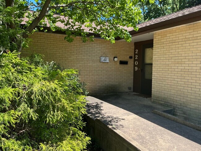 2209 Grange Cir