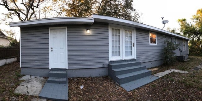 Building Photo - 3 Bedroom/ 2 Bathroom Home