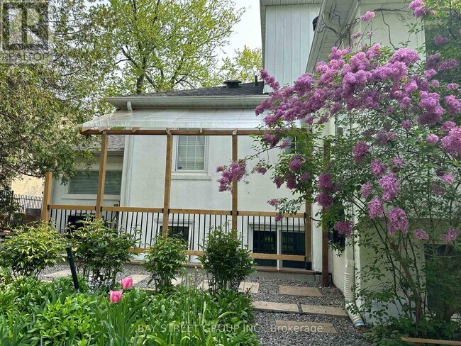 Photo - 460 Chartwell Rd