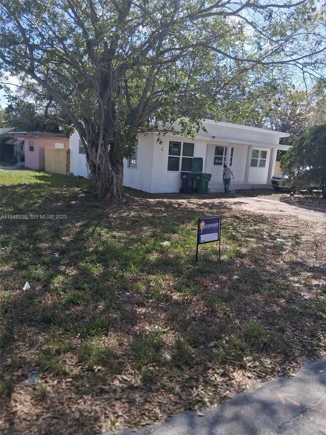 Photo - 400 NE 161st St