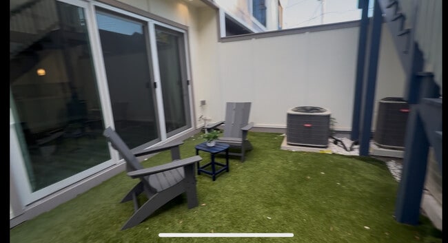 Patio entre el garaje y el edificio principal - 4114 N Nebraska Ave