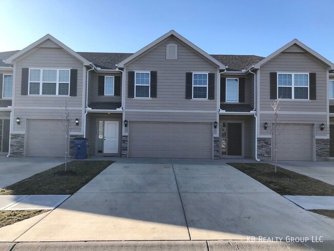 3 Bed 2 Car Townhome in Grain Valley - 3 Bed 2 Car Townhome in Grain Valley