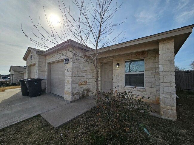 Photo - AVAILABLE NOW! Unidad 312 Lowes Blvd - B