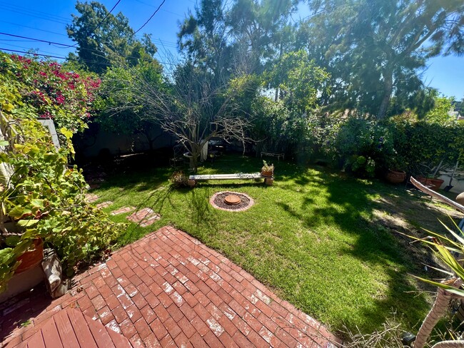 HUGH PRIVATE BACKYARD W 14' FENCE - 2441 10th St House