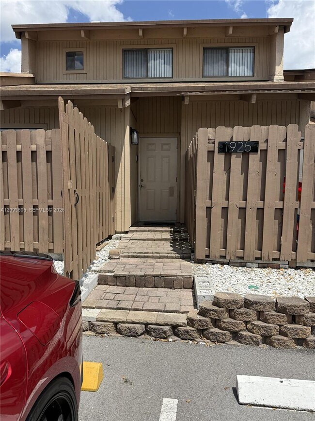 1925 SW 81st Terrace