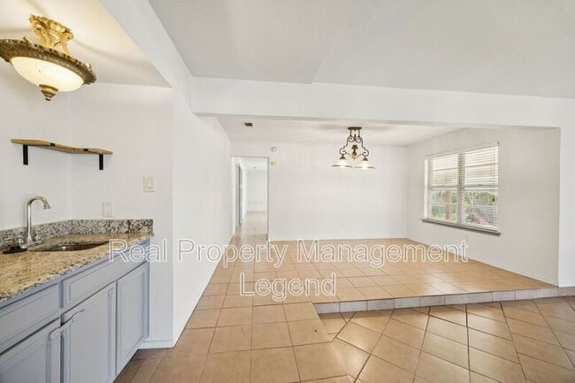 Photo - 2024 Robinson St
