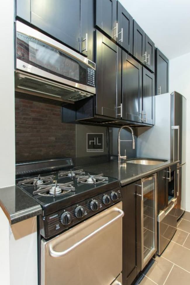 Photo - E 18TH ST. Unidad 2C