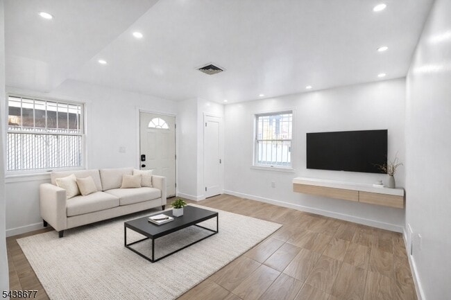 Building Photo - 87 Merseles St
