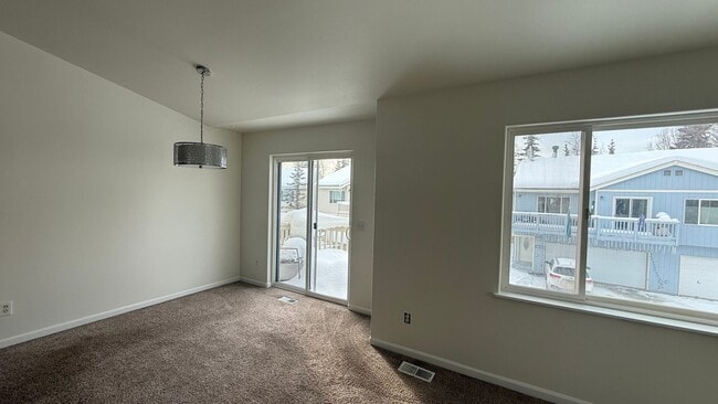 Photo - Lovely west Facing 3 Bed, 2 Bath, 2 Car Garage Townhouse!  Available now!