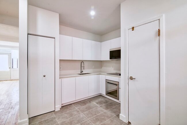 Building Photo - 6885-6891 Sherbrooke west Unit 4
