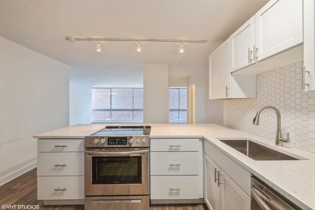 Photo - 320 W Oakdale Ave