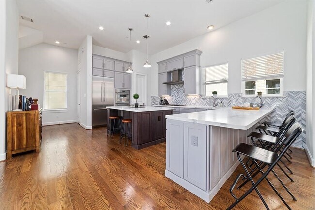 Photo - 710 Delano St