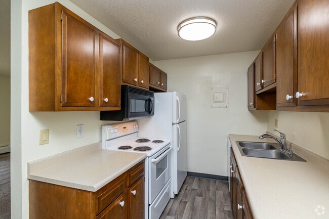 1BR, 1BA - 750SF - Kitchen - Legacy Village Apartments