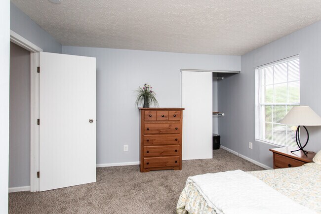 2BR, 1BA - 950 SF