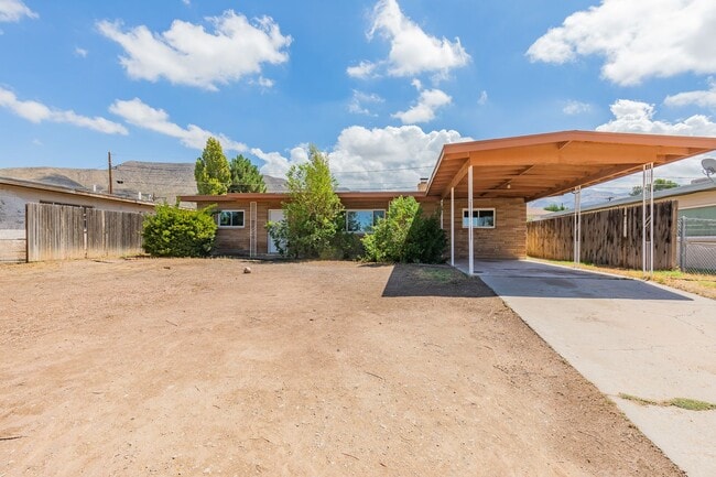 Building Photo - 3 Bedroom 2 Bath Home