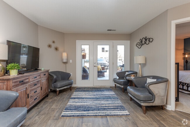 2BR, 2BA - 900SF - Living Area