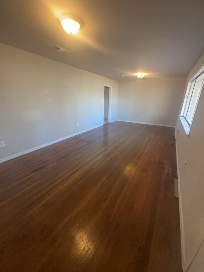 Photo - 905 Raymond Rd