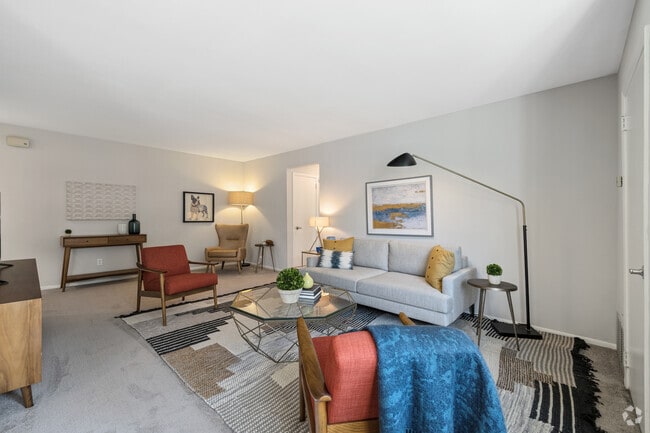 1BR, 1BA - 748SF - Living Room