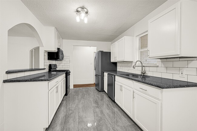 Photo - 506 Edgebrook Dr