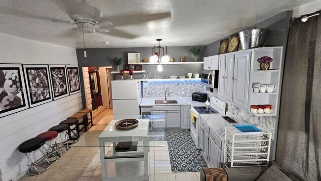 Building Photo - 4201 SW 60th Pl Unit 2