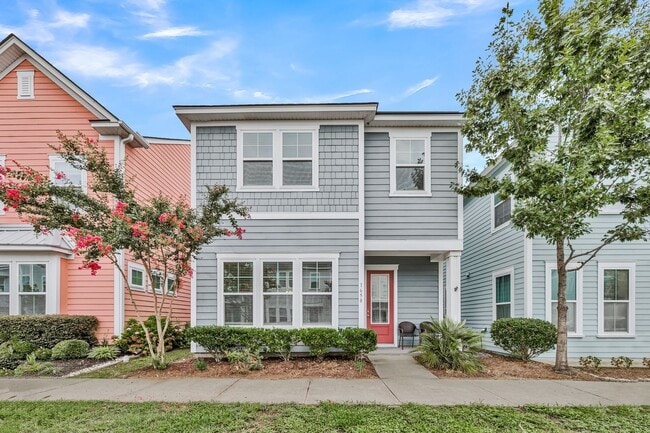 Building Photo - Charming Partially Furnished 3BR/2.5BA Home in the Heart of Park Circle — Available for Quick Mov...