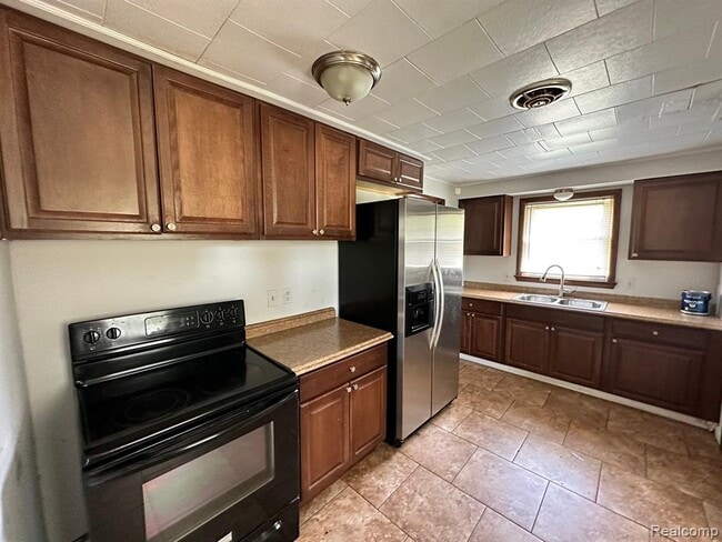 Photo - 47611 Ford Rd