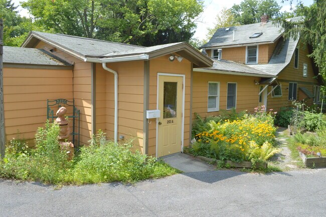 Photo - 203 Pine Tree Rd Unidad MaryMary Ann Bowman