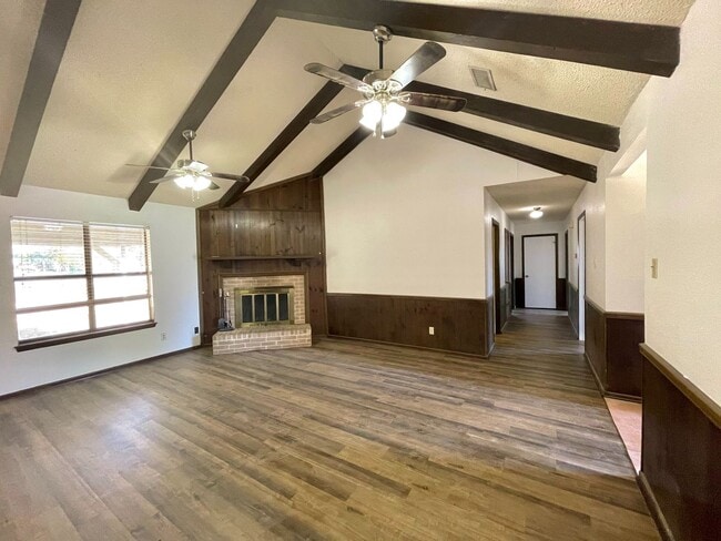 Photo - 3/2 in well established neighborhood