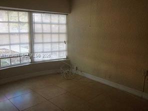 Photo - 5604 Hayes St Unidad RIGHT