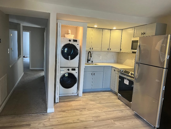 Photo - 43 E Cross St