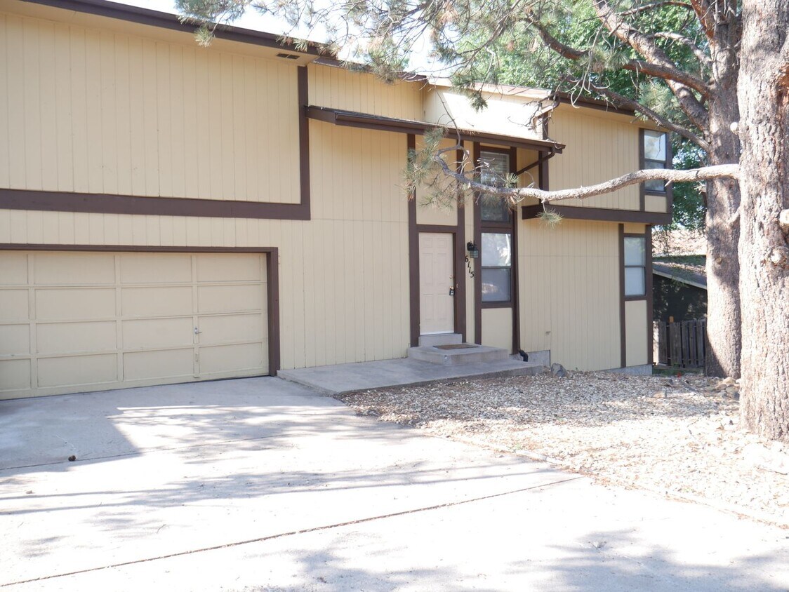 4 bed/2.5 bath home - 4 bed/2.5 bath home