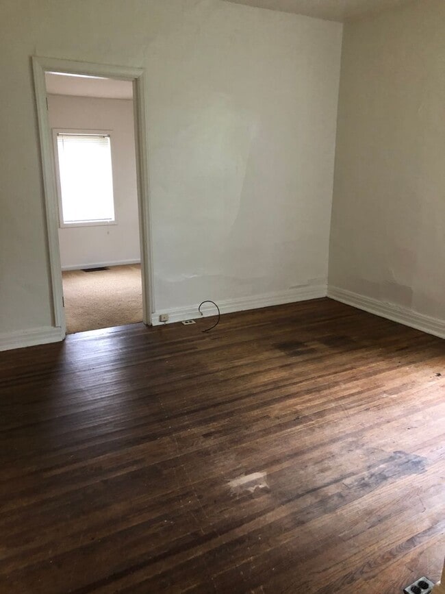 Photo - 300 E 11th St