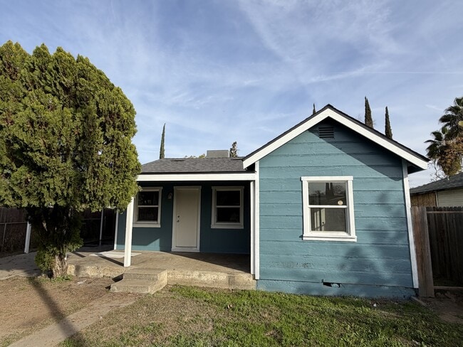 Building Photo - 1906 N Giddings St