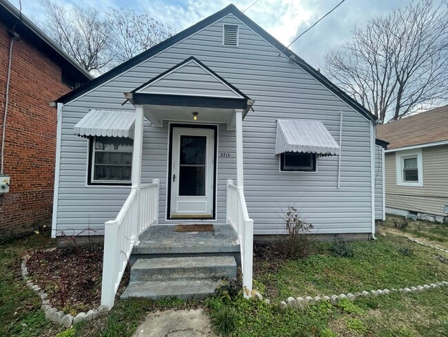 Building Photo - 2 bed house w Laundry, All electric, central HVAC, fenced yard, hardwoods