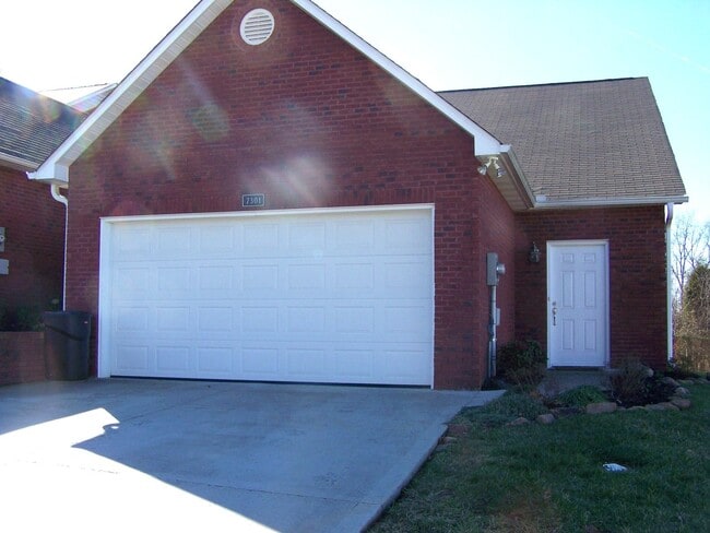 Building Photo - 2 bed, 2 bath, 2 car garage townhouse with...