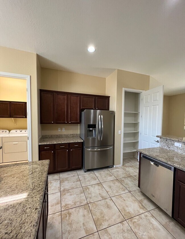 Home in sought after Granville Community! Casas en Alquiler