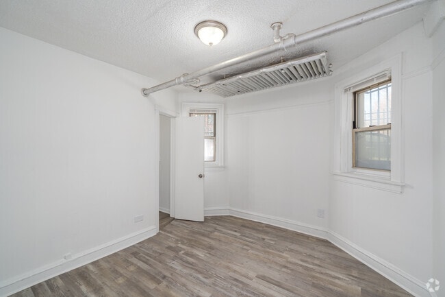1BR, 1BA - 575SF - Bedroom