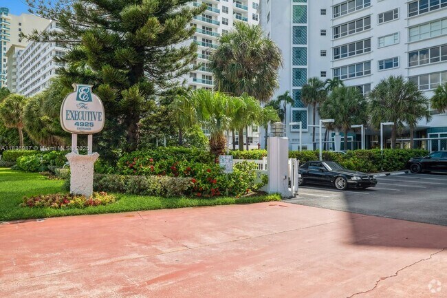 Building Photo - 4925 Collins Ave Unit 2D Rental