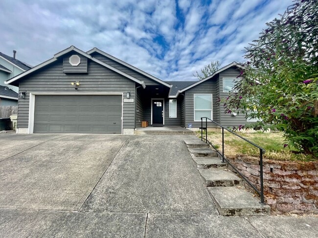 Building Photo - 3 Bed/2 Bath Home. Fresh and Modern Interior. A/C, Garage, and Fenced Yard!