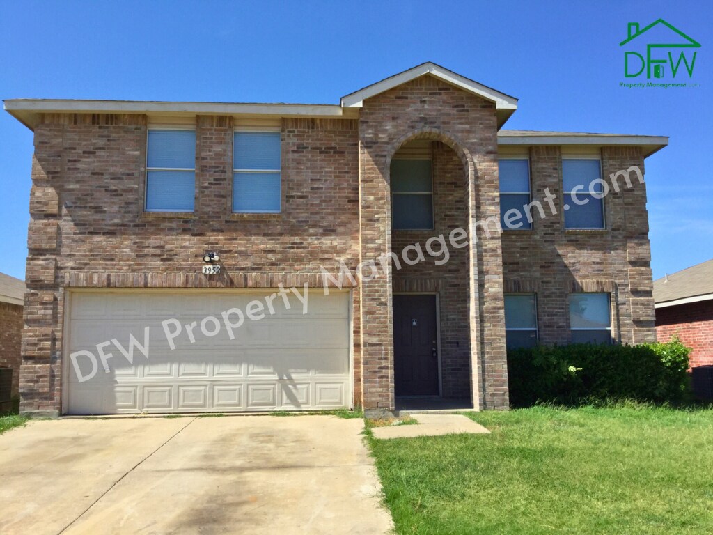 Spacious 4-Bedroom Home with Fireplace & Large Backyard in SW Fort Worth - Spacious 4-Bedroom Home with Fireplace & Large Backyard in SW Fort Worth