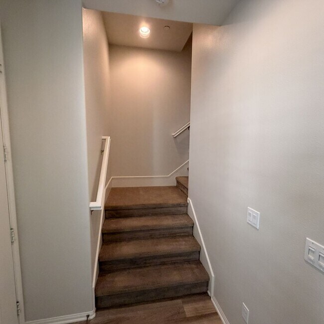 Photo - Modern 3-Story Townhouse