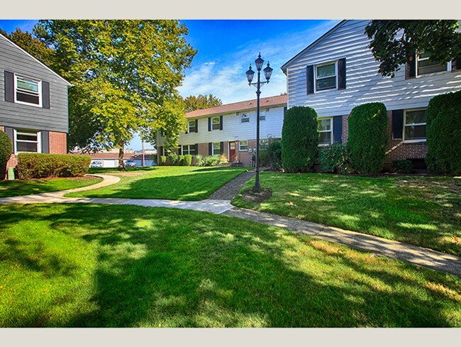 Building Photo - Classic Mid-Century 1-Bedroom Townhouse! Unit 074