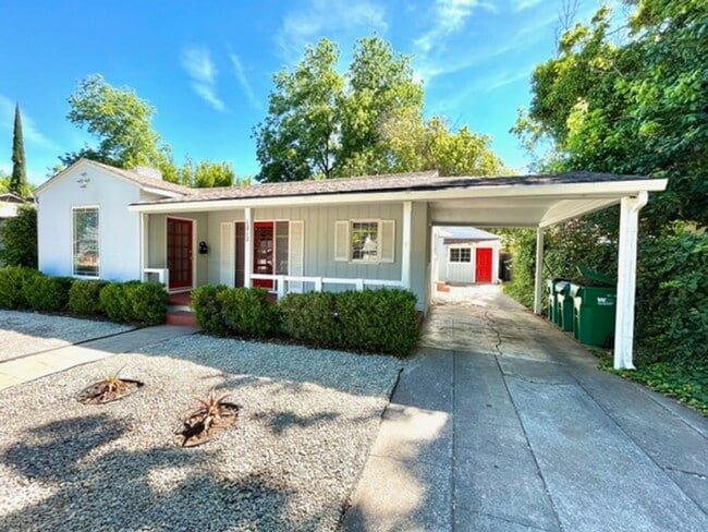 Building Photo - **RESERVE FOR SUMMER 2026** Charming home ... Unit House