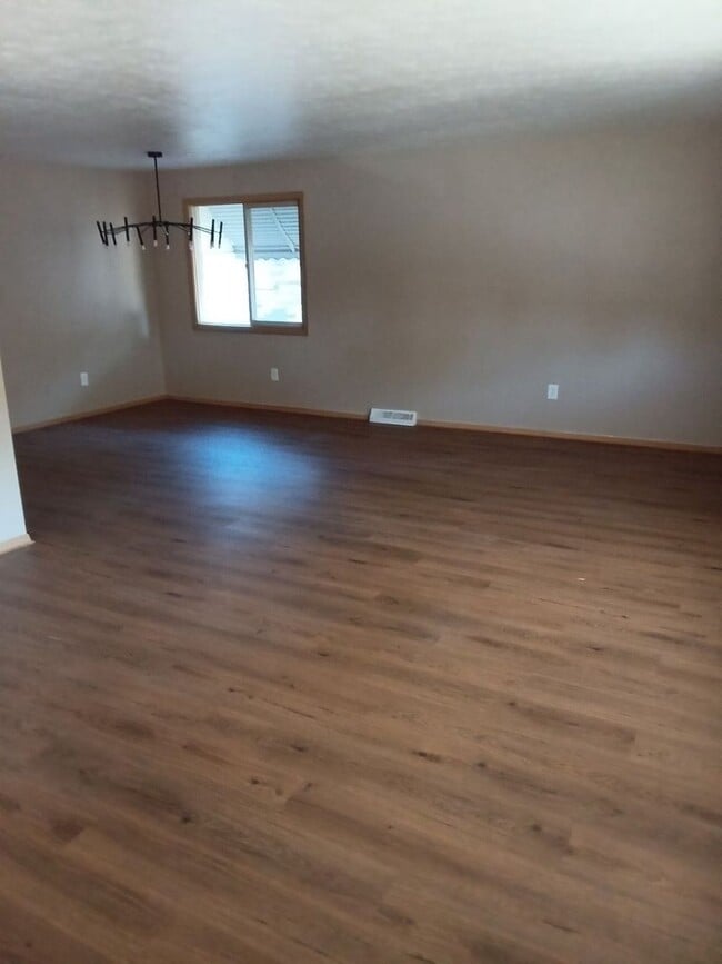 Photo - Spacious Lakeshore Living – 3-Bedroom Duplex with Charm & Convenience Unit 20653 upper